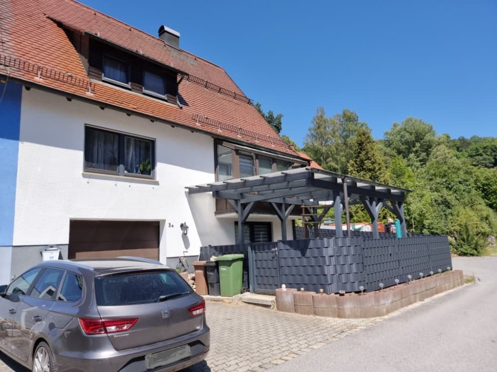 Naturnah und idyllisch wohnen ...
Modernisierte Doppelhaushälfte mit integrierter Garage ...
