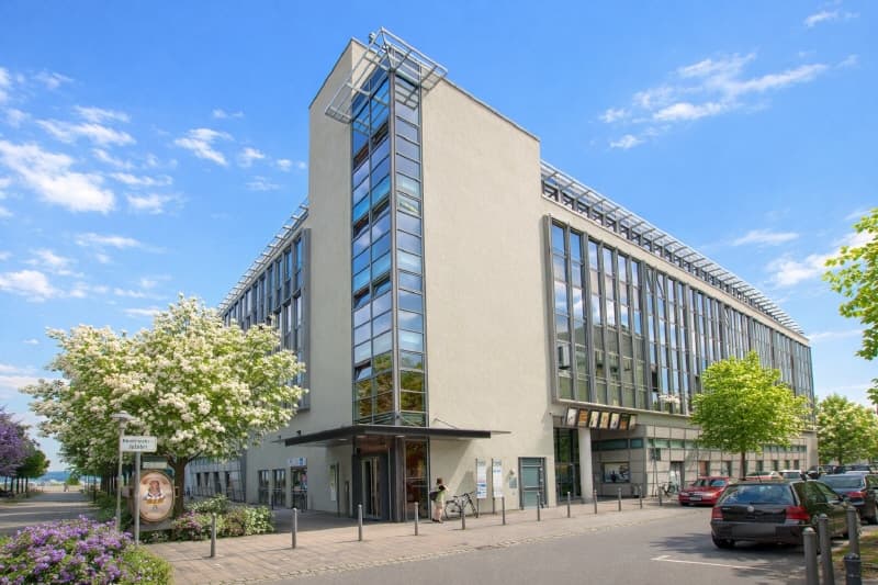Lichtdurchflutete Bürofläche im Waldschlösschenareal!
