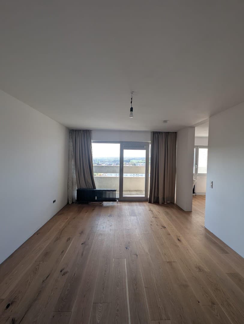 Großzügige und bezugsfreie 4,5 Zimmer Wohnung mit 3 Balkonen in Ludwigsfeld