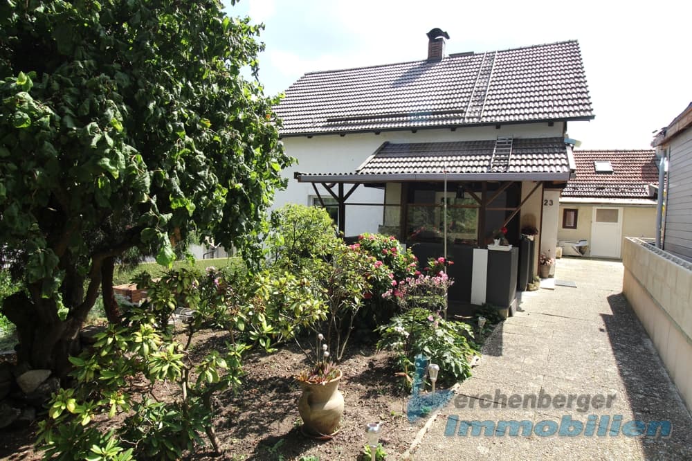 Einfamilienhaus mit Nebengebäude und Garten in Marklkofen-Steinberg