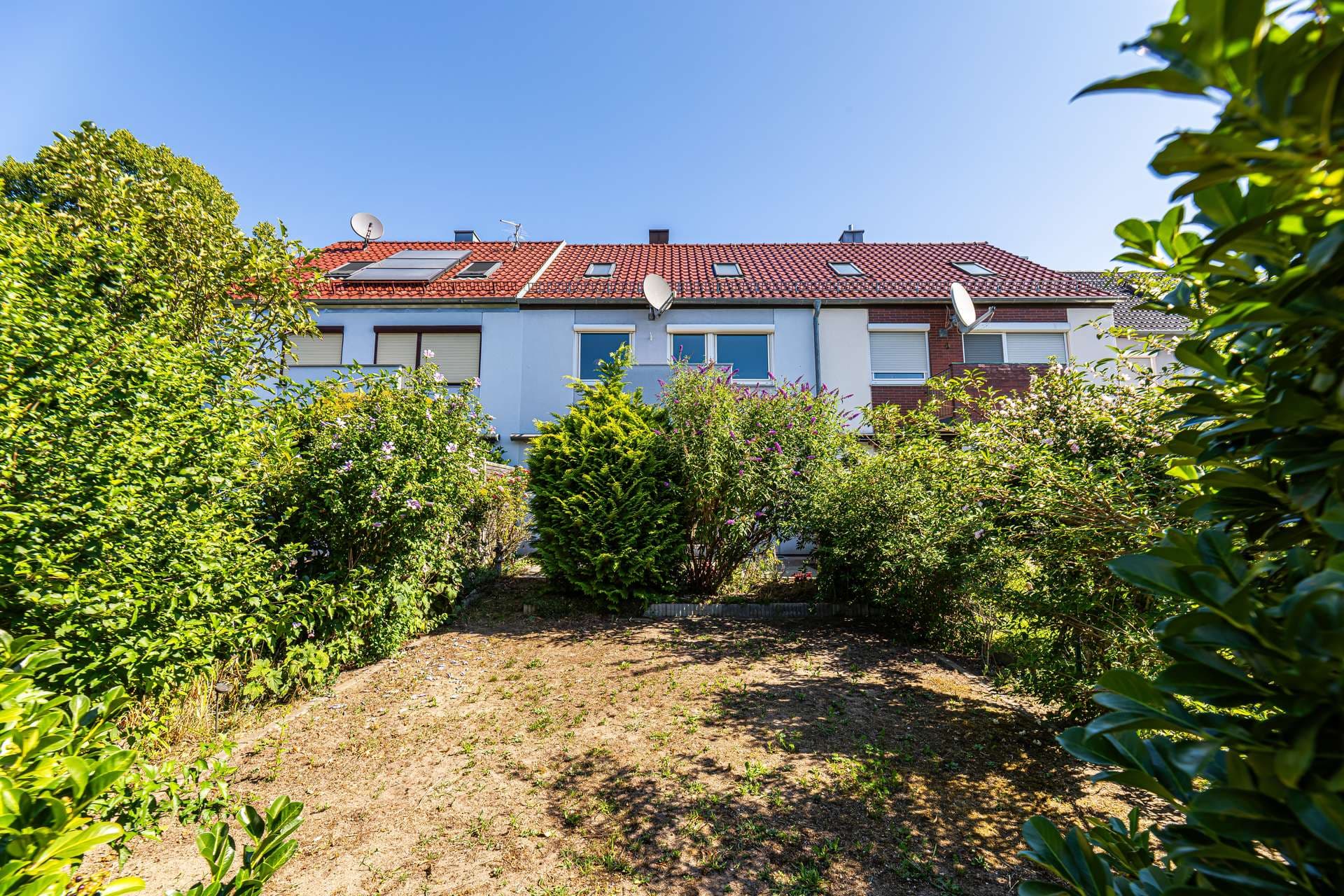 HEGERICH: Ihr neues Familienglück in Fürth-Sack - Schönes Reihenmittelhaus mit Terrasse und Garten