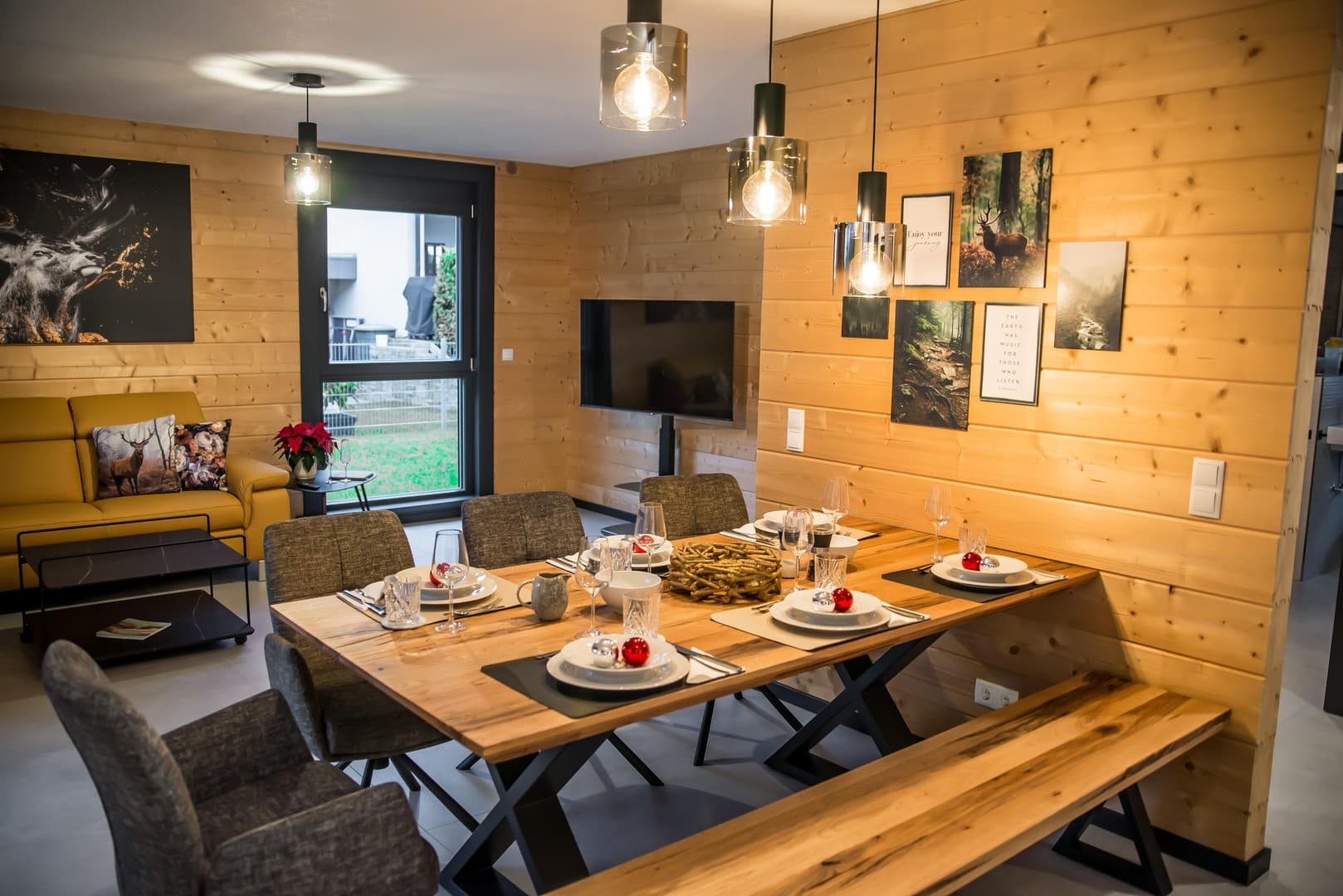 Möbliertes Holzhaus mit 2 Wohnungen, Garten, Balkon, inkl. Küchen - Windschläg 970.000€ zzgl. MwSt.