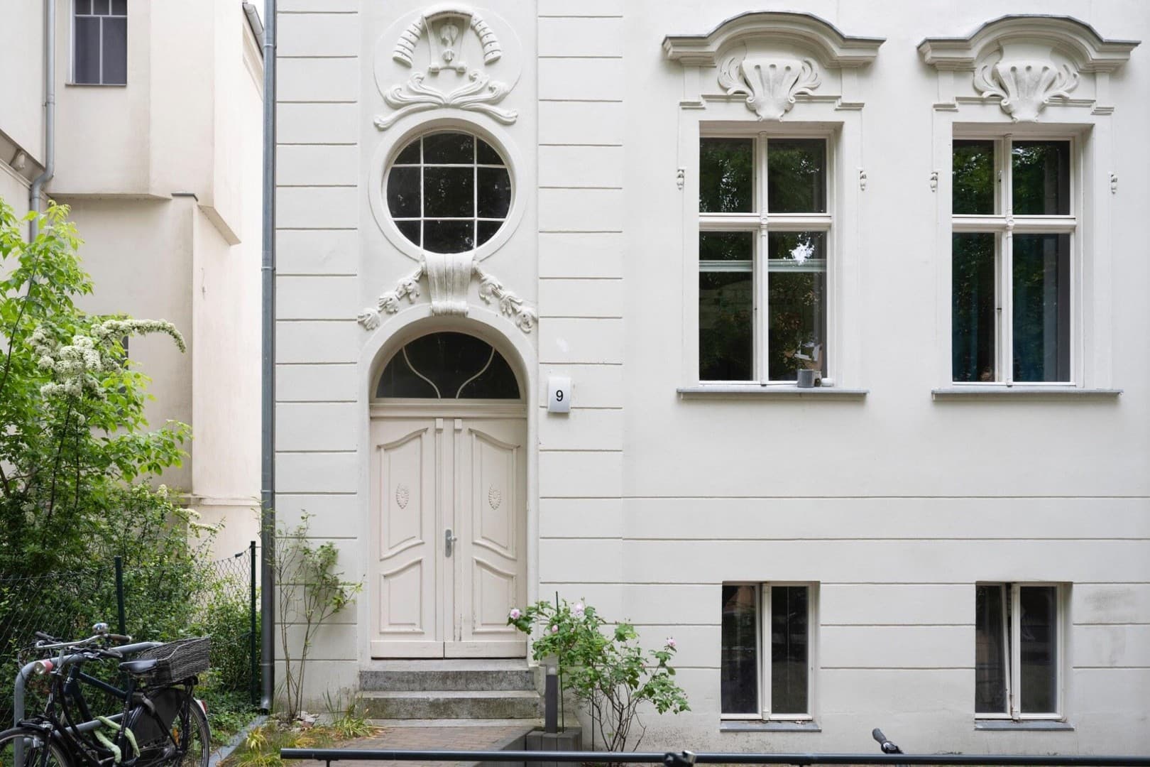 Rarität! Barrierefreie Gartenwohnung in Neobarock-Villa!