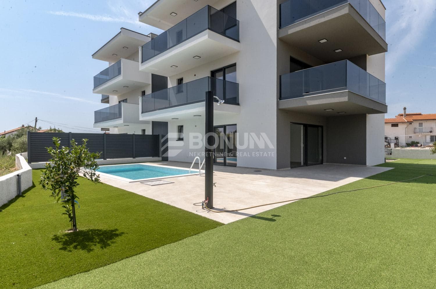 Tribunj, ausgezeichnete Wohnung im Erdgeschoss mit Garten und Swimmingpool
