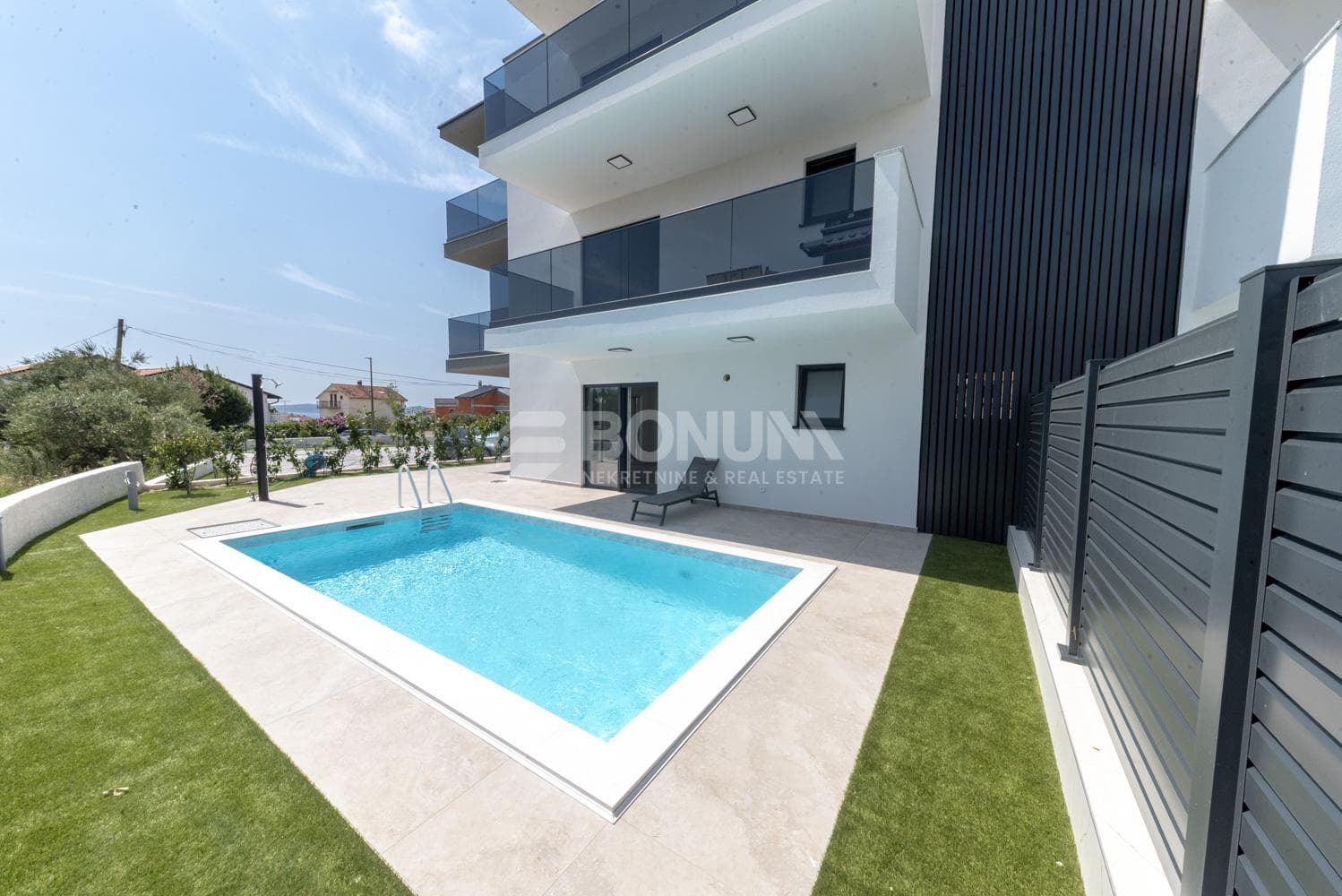 Tribunj, Erdgeschosswohnung mit Garten und Pool
