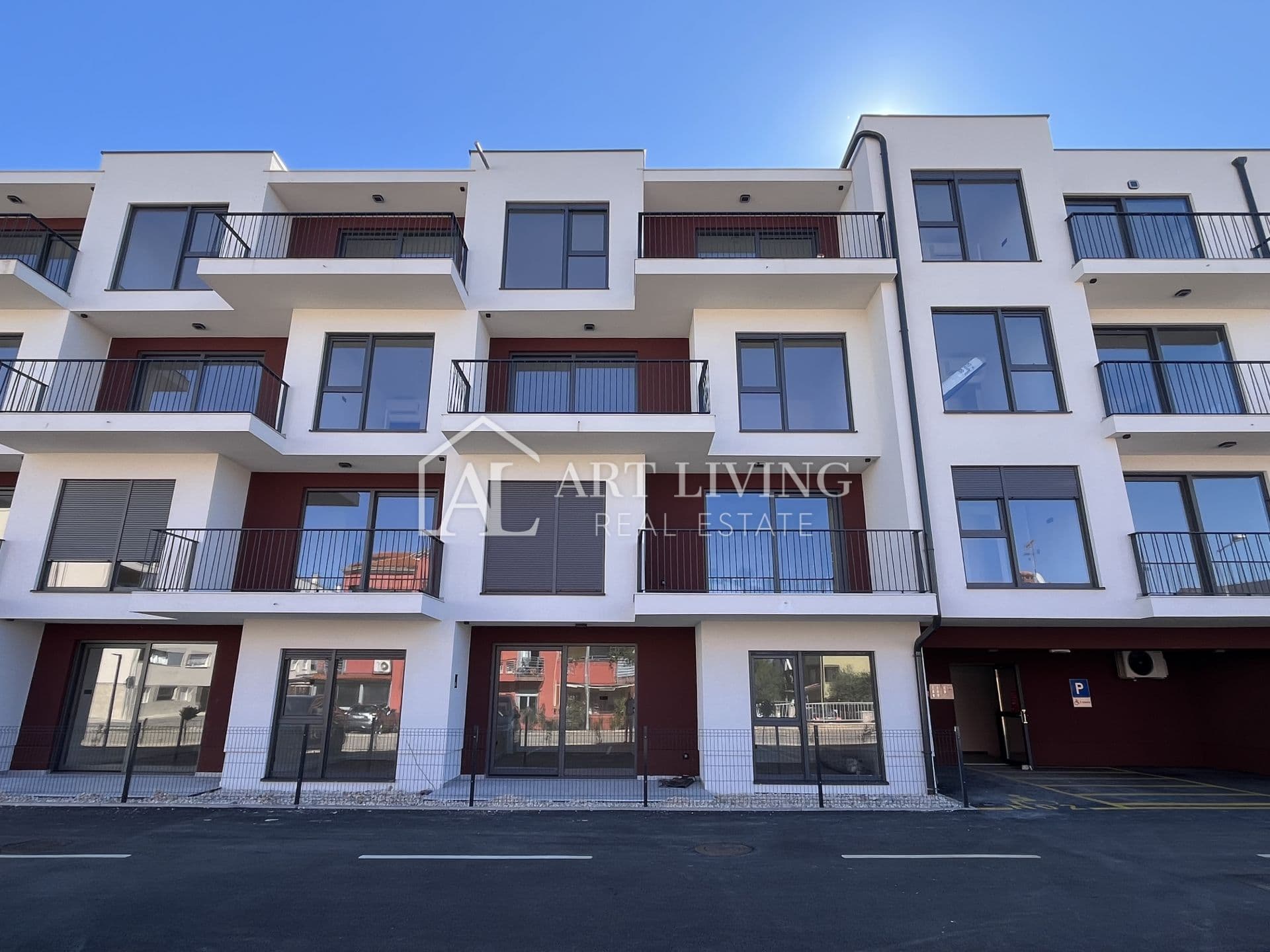 Umag, Zentrum – attraktive Wohnung mit 2 Parkplätzen, GELEGENHEIT