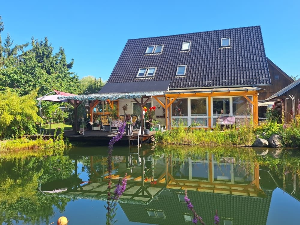 Vielseitig nutzbare Gewerbeimmobilie mit außergewöhnlichem Gartenambiente!