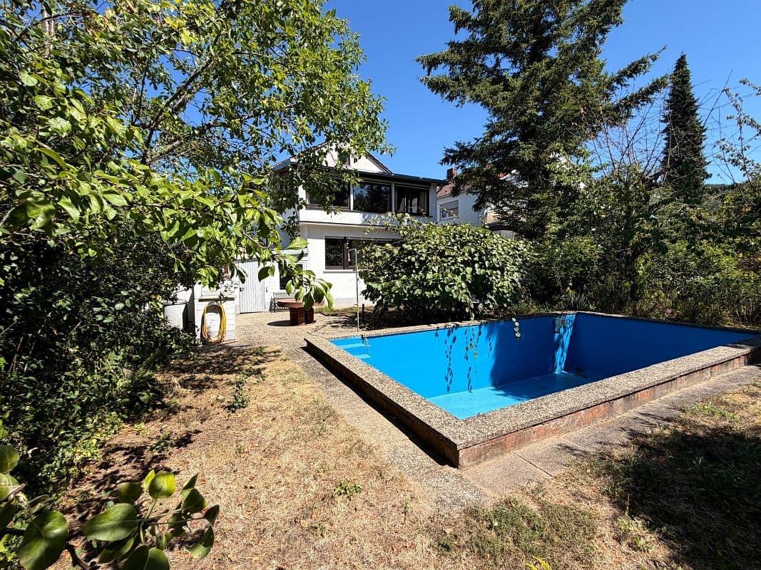 Im nächsten Sommer dann der eigene Pool: Ein- bis Zweifamilienhaus in Seeheim mit idyllischem Garten