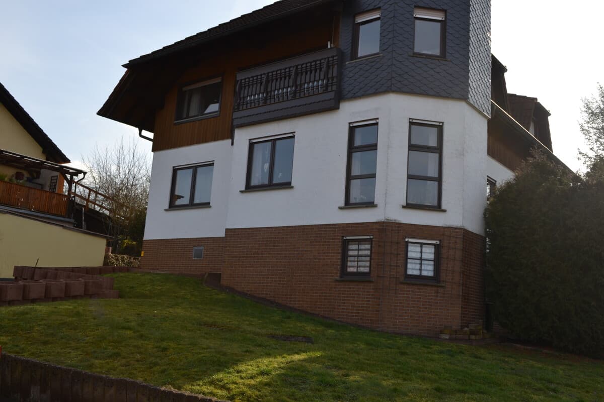 Attraktives Zweifamilienhaus in traumhafter Lage mit großem Grundstück. 
1 Wohnung steht leer !