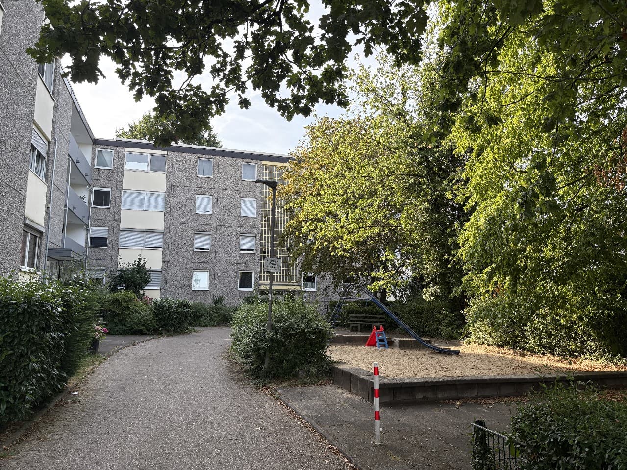 Freiwerdende, sehr schön helle 4- bis 5-Zimmer-Wohnung mit großer Loggia, Nähe Kaarster See