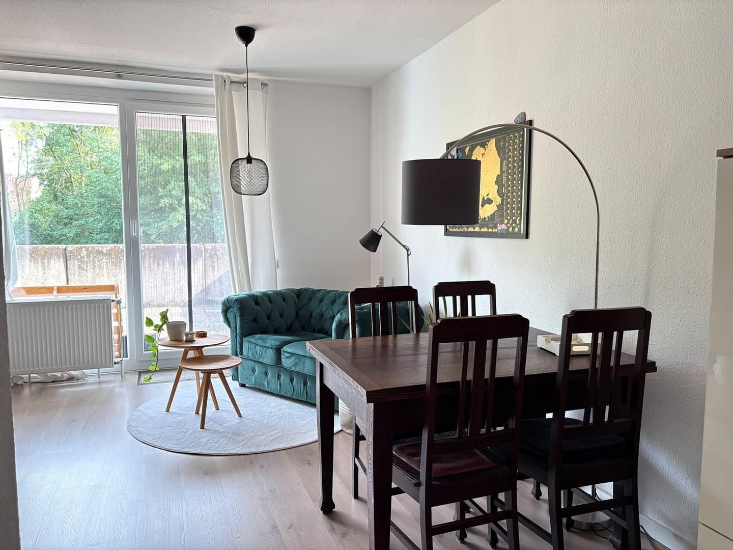 Helle 1-Zimmer-Wohnung mit großem Balkon, Einbauküche & Stellplatz in zentraler Lage