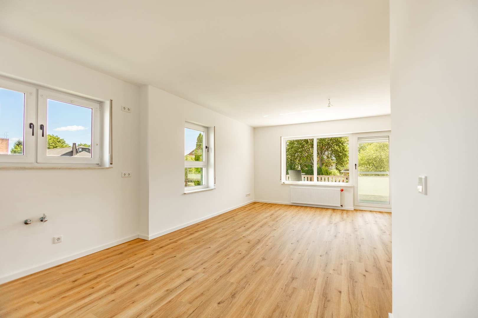 ERSTBEZUG nach Sanierung 3-Raum Wohnung - Stellplatz & Balkon