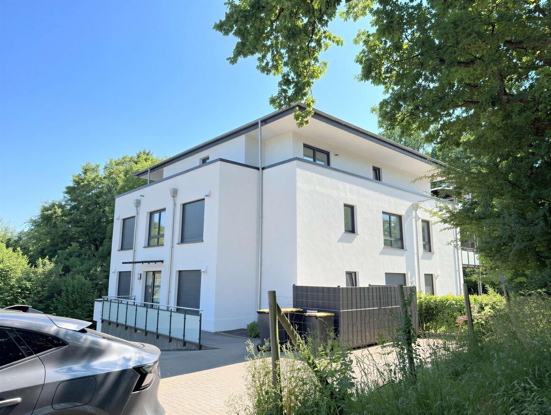 Modern wohnen mit Perspektive: großzügige 3-Zimmer-Wohnung mit Balkon, Aufzug und zwei Stellplätzen