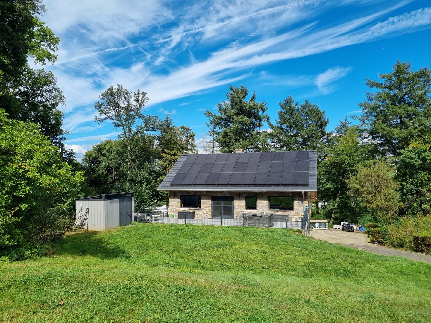 Landhaus mit zusätzliches Einfamilienhaus und großer Garage in Alleinlage im Wald