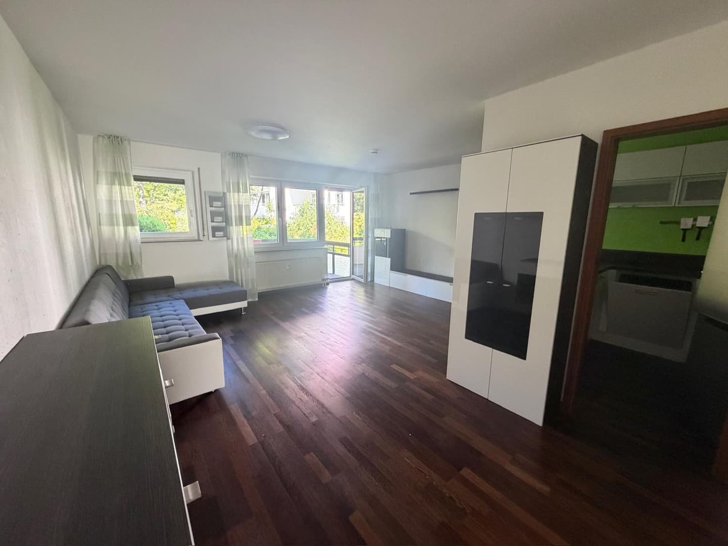 Provisionsfrei! Attraktive und renovierte 2,5-Zimmer-Wohnung vollständig möbliert mit Balkon und EBK