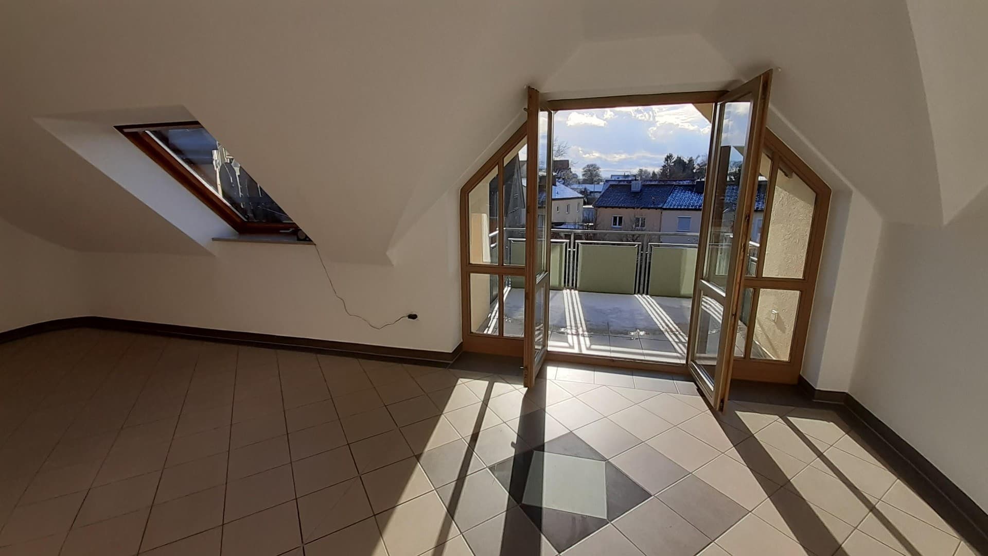 Gepflegte 3-Zimmer-Dachgeschosswohnung mit Balkon & Ausbaupotenzial – 67 m² in Aichach