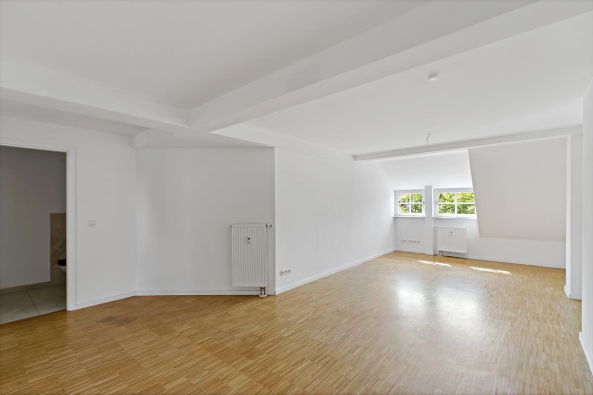 Modern saniert und Altbaucharme- Tolle 3 Zimmerwohnung mitten in der Stadt!