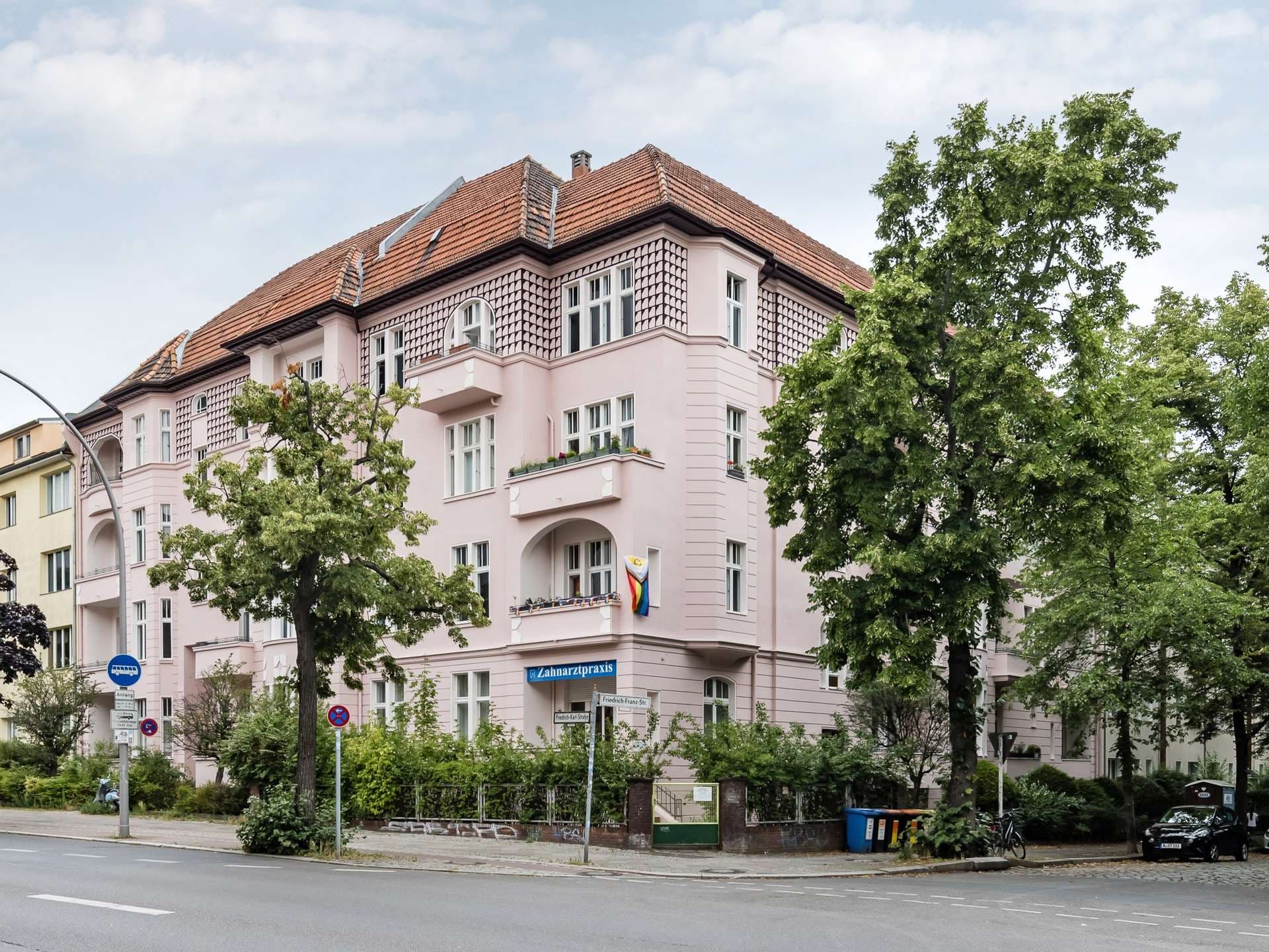 Zwischen Park und Kiez: 3-Zimmer-Altbau mit Balkon als Kapitalanlage