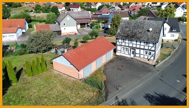 GROSSER GARTEN, GARAGEN UND GEMÜTLICHKEIT!
KEINE KÄUFERPROVISION!