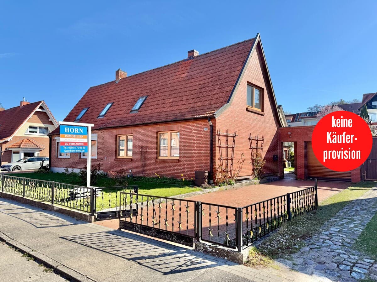 HORN IMMOBILIEN++ Neubrandenburg, Doppelhaushälfte mit Keller, Garage und Nebengelass