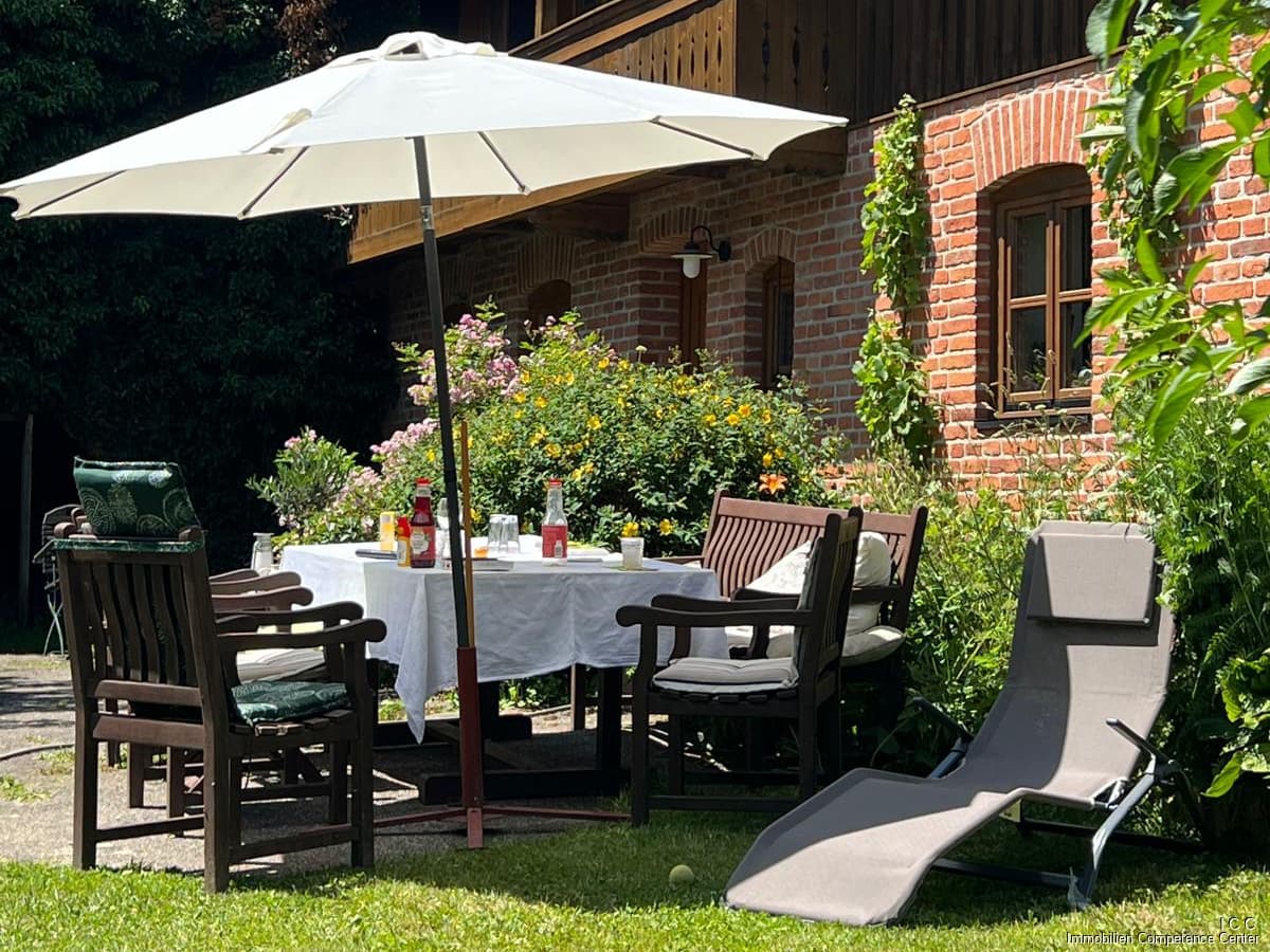 Besichtigungs-Sonntag, 30.08.2026 - 10 bis 14 Uhr
Sanierter Vierseithof - 11.500m² Wiese/Wald/Bach
320m² Wohnfläche + 500m² Nutz- und Nebenfläche