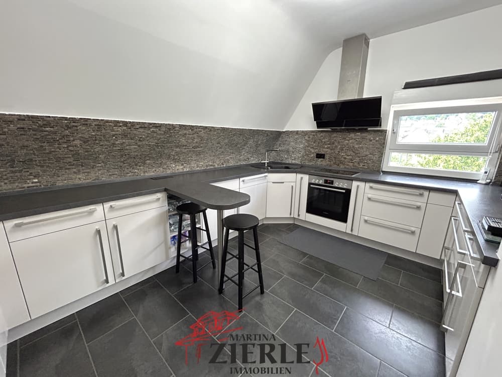Gelegenheit! Tolle renovierte 4-Zimmer-Wohnung mit großer Einbauküche in zentraler Lage!