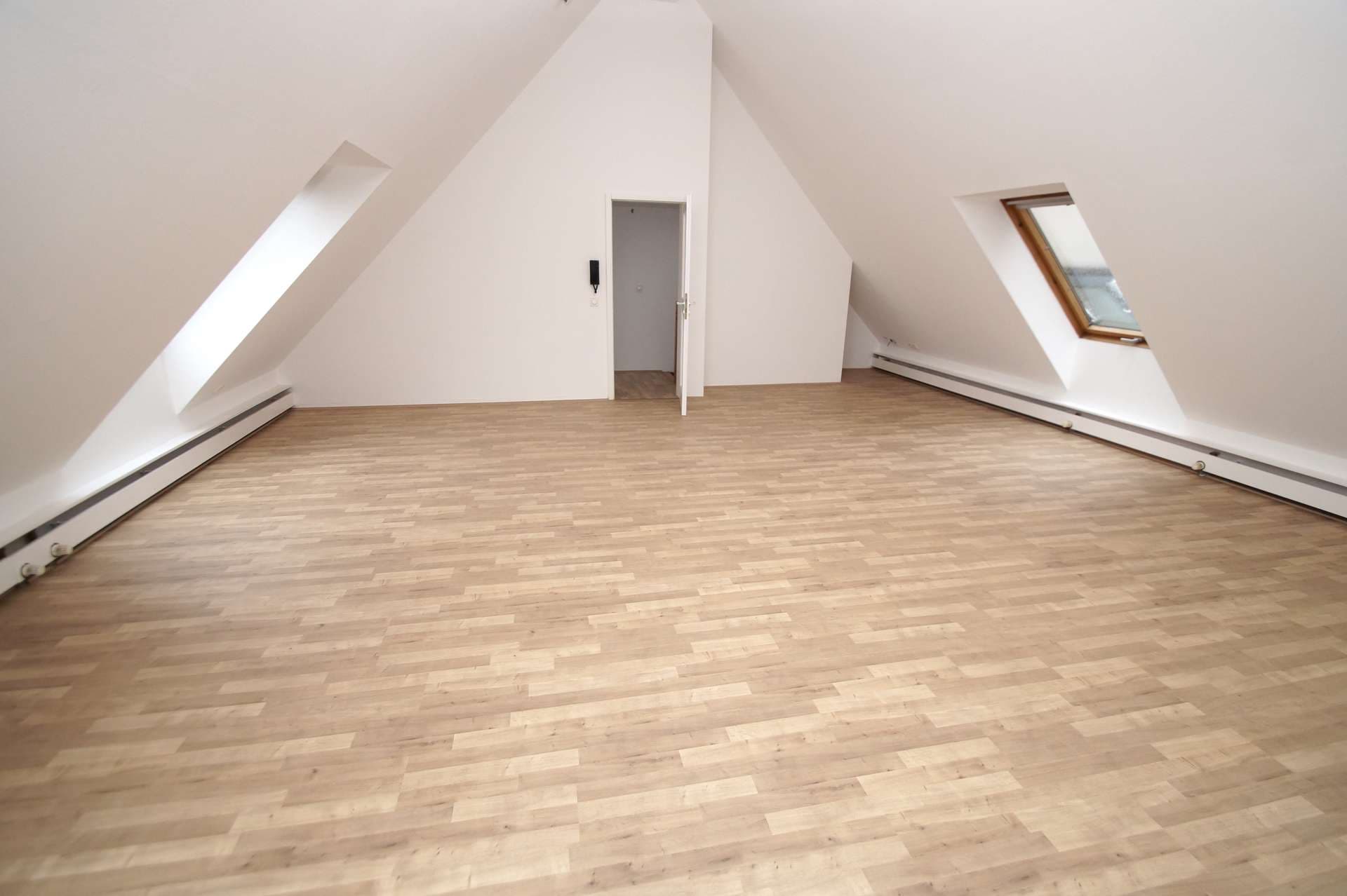 großzügige 3-Zi-Maisonette-Whg mit BALKON direkt am Markt