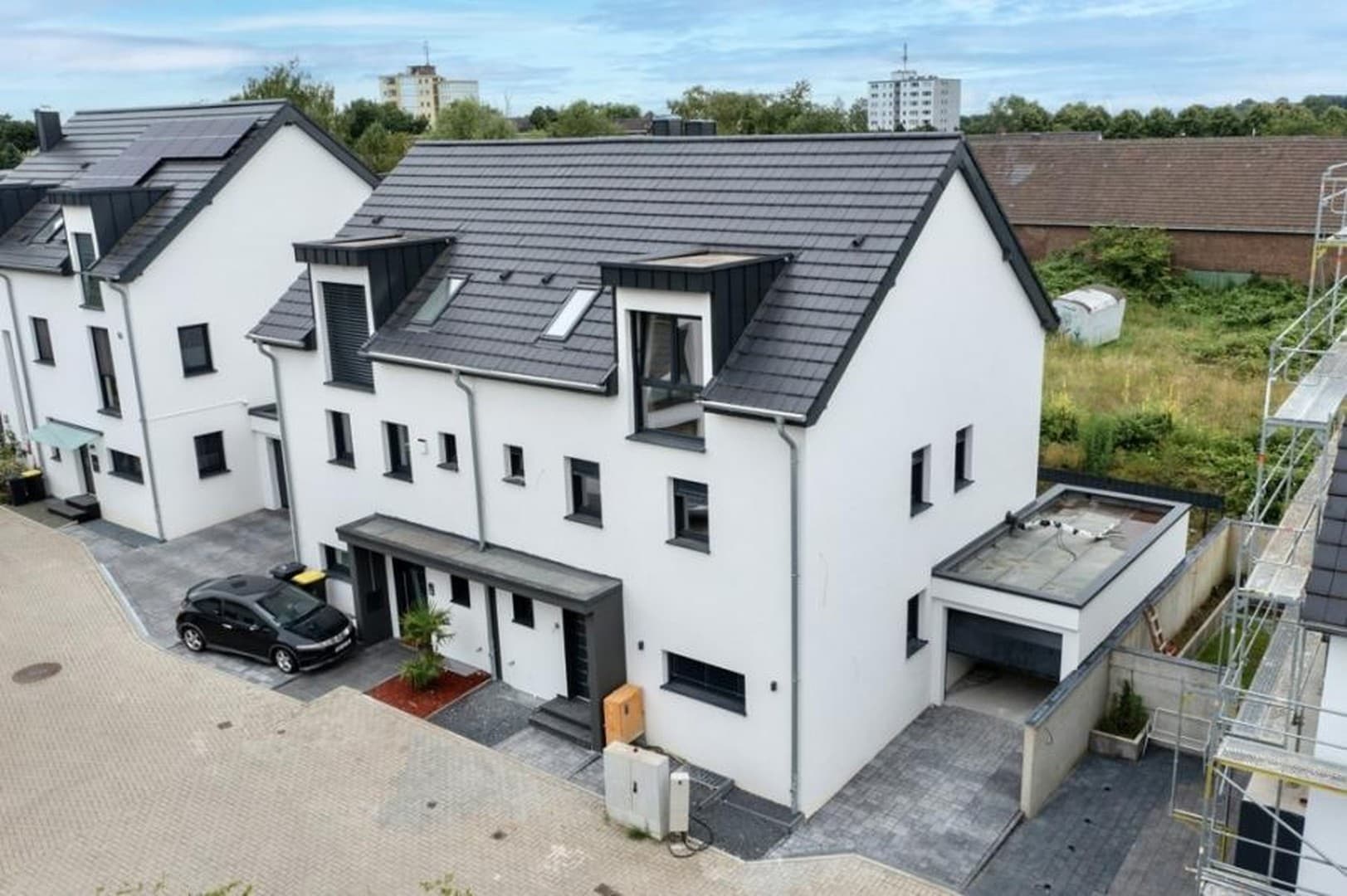 Investoren aufgepasst!  Geräumige  Doppelhaushälfte mit gehobener Innenausstattung in Meerbusch