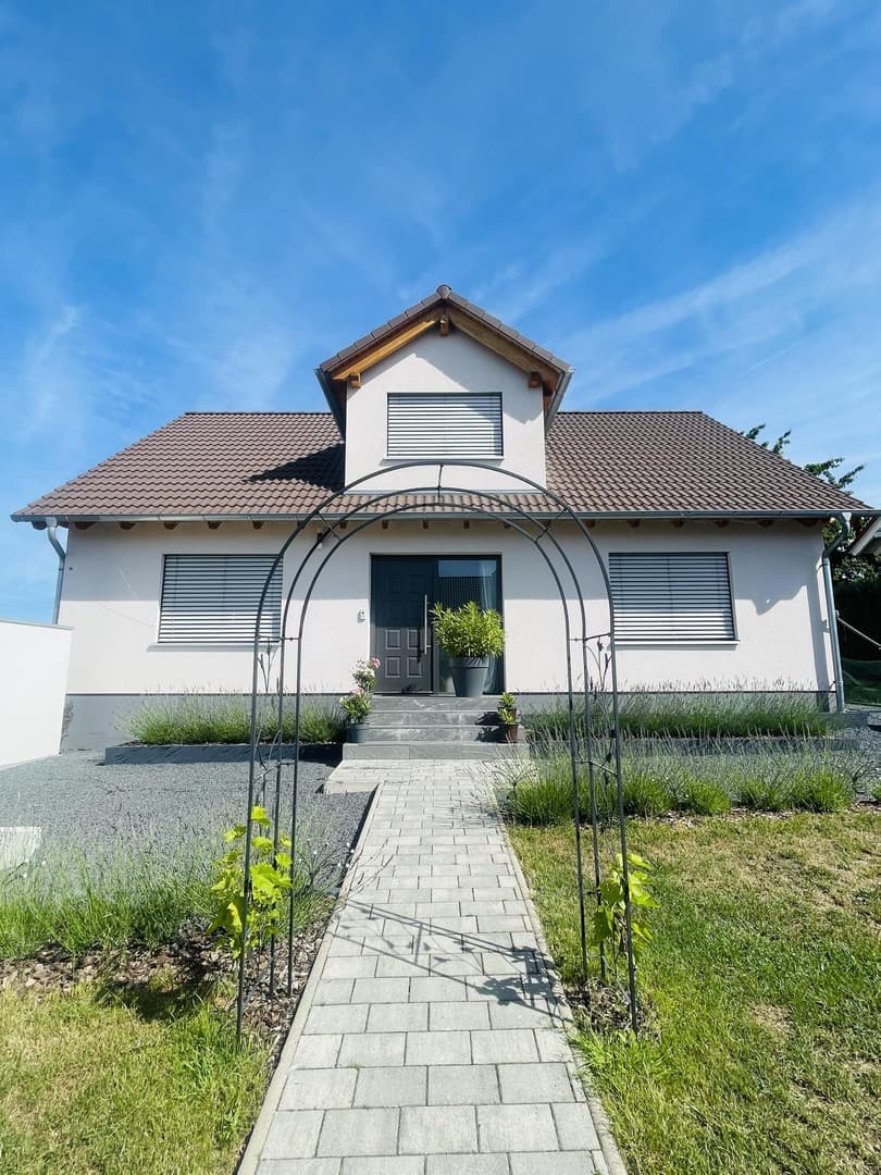 Modernes EFH in Neubauqualität (BJ 2021) mit unverbautem Weitblick, Klimaanlage und 3 Garagenplätzen
