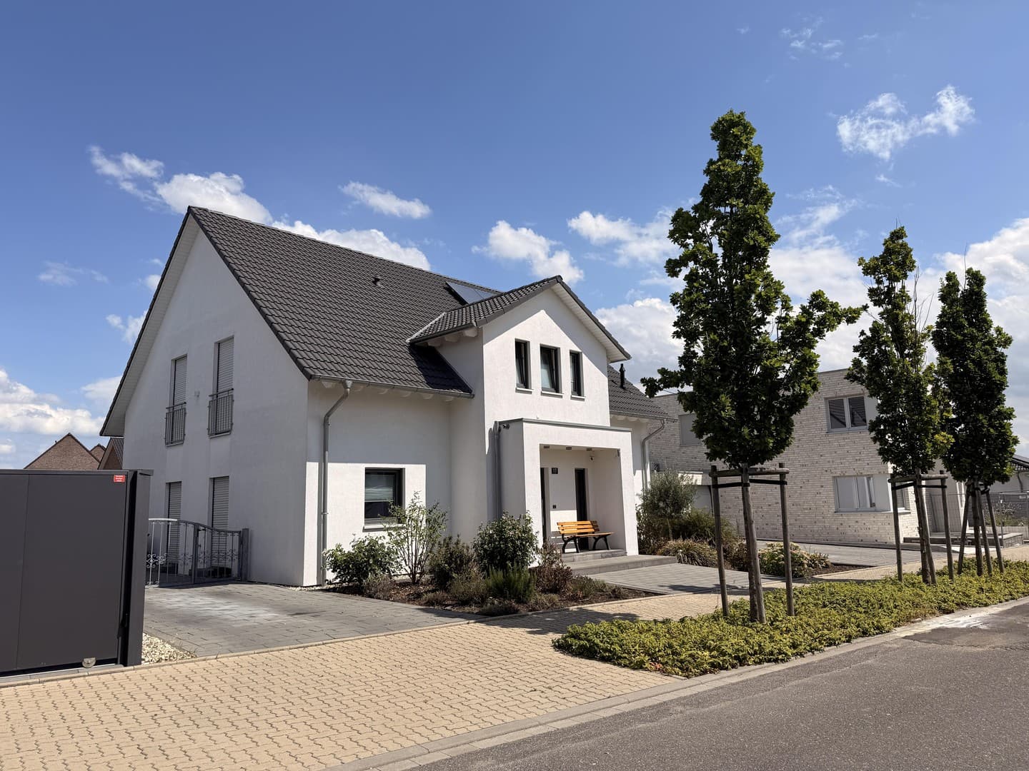Modernes freistehendes Einfamilienhaus mit viel Platz & großem Garten | Baujahr 2021