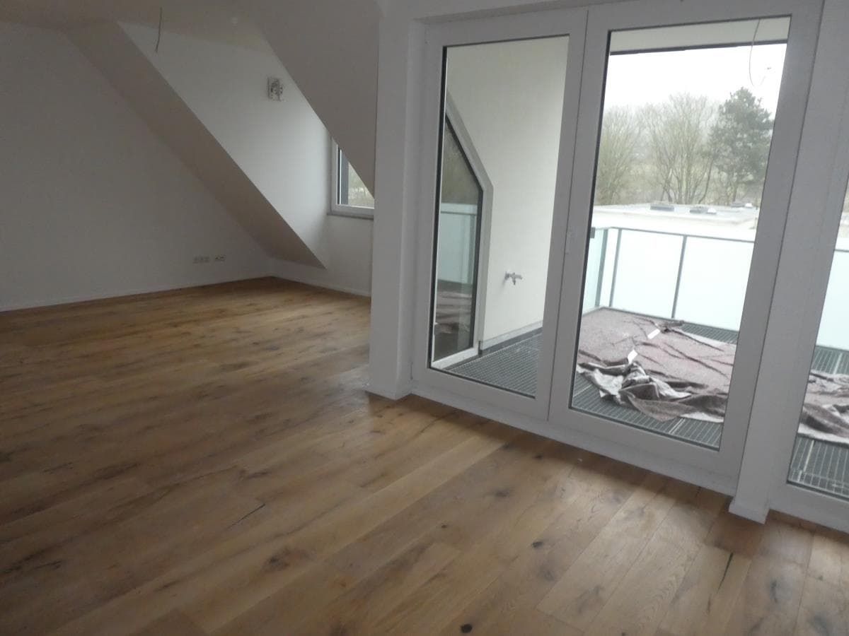 Neue helle Dachgeschoßwohnung mit moderner Heiztechnik im Energiesparhaus Bonn-Endenich