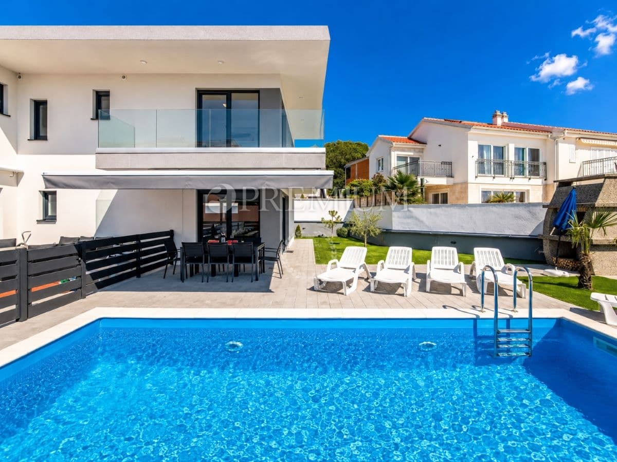 Malinska – Modernes Haus mit Pool und Meerblick!