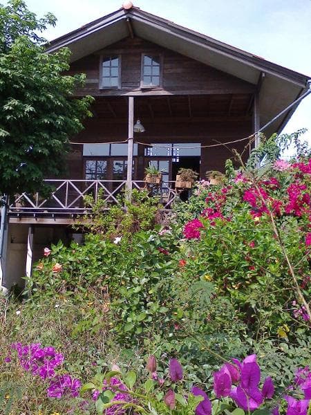 Das besondere Holzhaus in Korat k