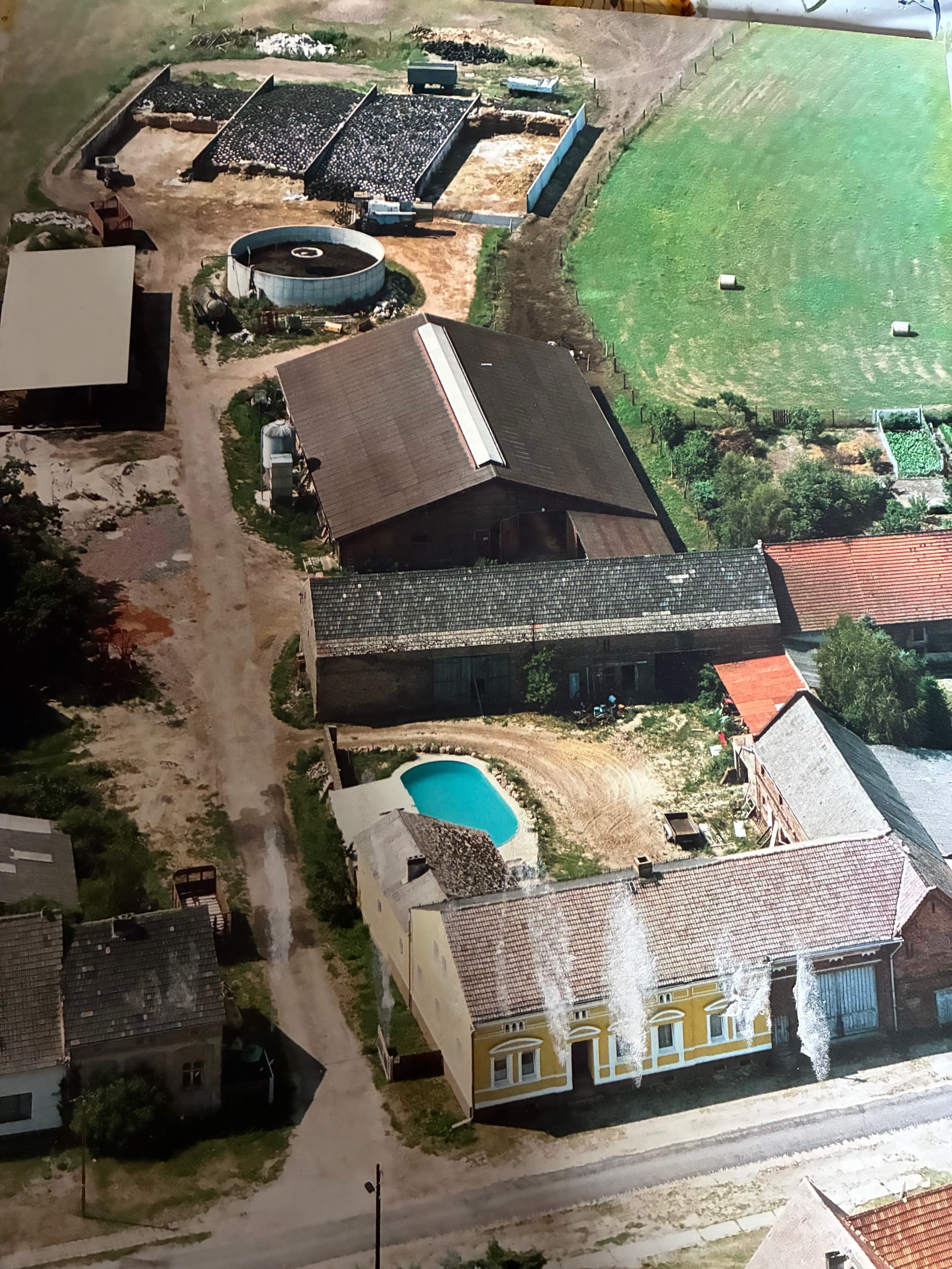 Verkauft wird ein Vierseithof mit Wohnhaus und Landwirtschaft