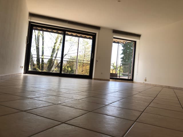 Attraktiv geschnittene 3–4-Zimmer-Wohnung mit Gäste-WC und großzügigem Balkon.
