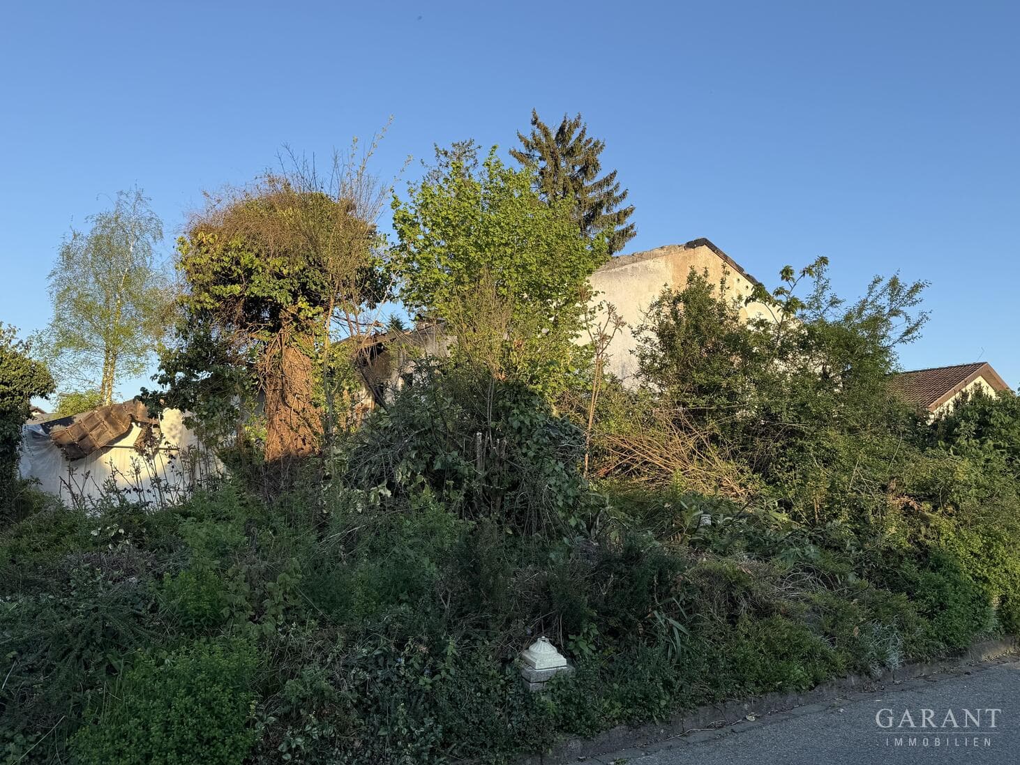 Baugrundstück mit Abrisshaus sucht kreative Bauherren mit Geschick zur Neugestaltung!