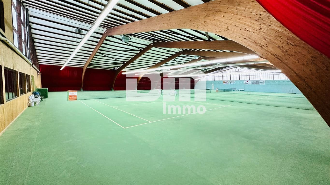 Imposante Tennishalle/ Komplex mit Gastronomie und Wohneinheit
