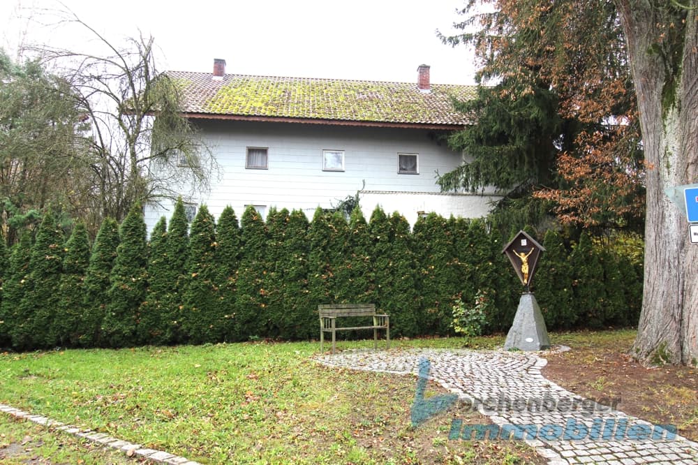 ***Ehemalige Hofstelle mit Nebengebäuden und großem Grundstück in Roßbach***