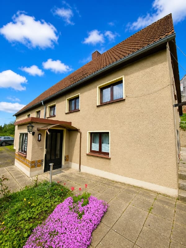 Landhaus mit Garage auf schönem Grundstück!