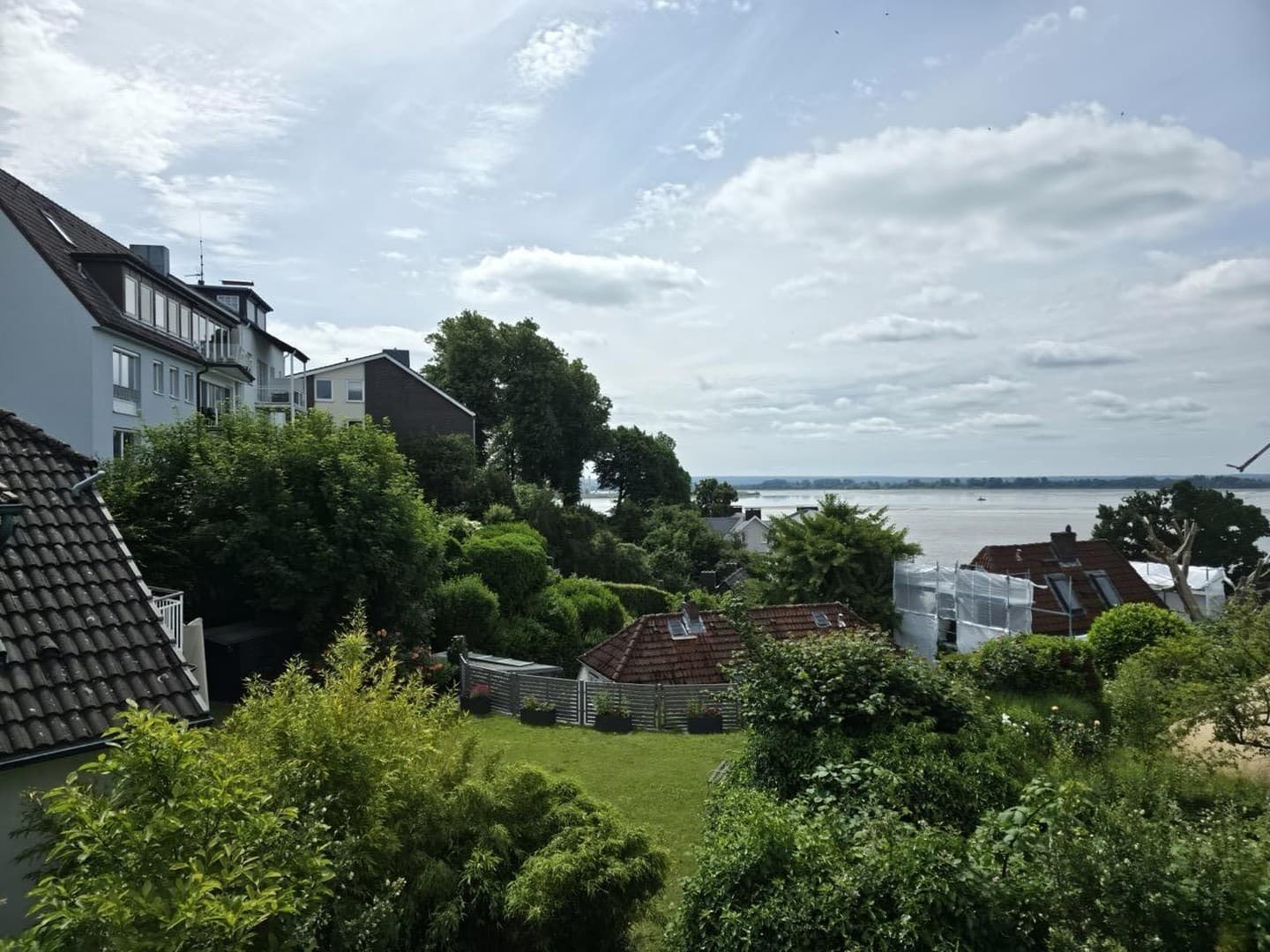 Einzigartiges Einfamilienhaus im Blankeneser Treppenviertel mit Elbblick und Garten