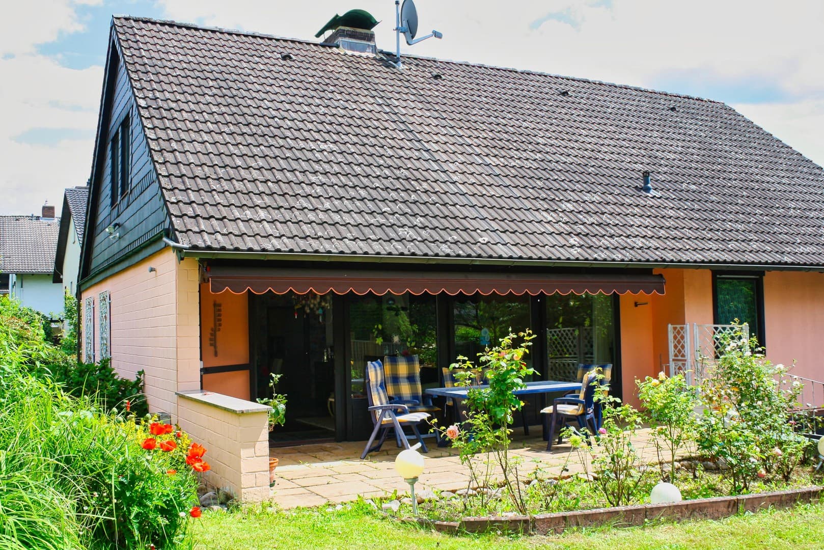 Gepflegtes Einfamilienhaus mit Doppelgarage auf sonnigem Grundstück