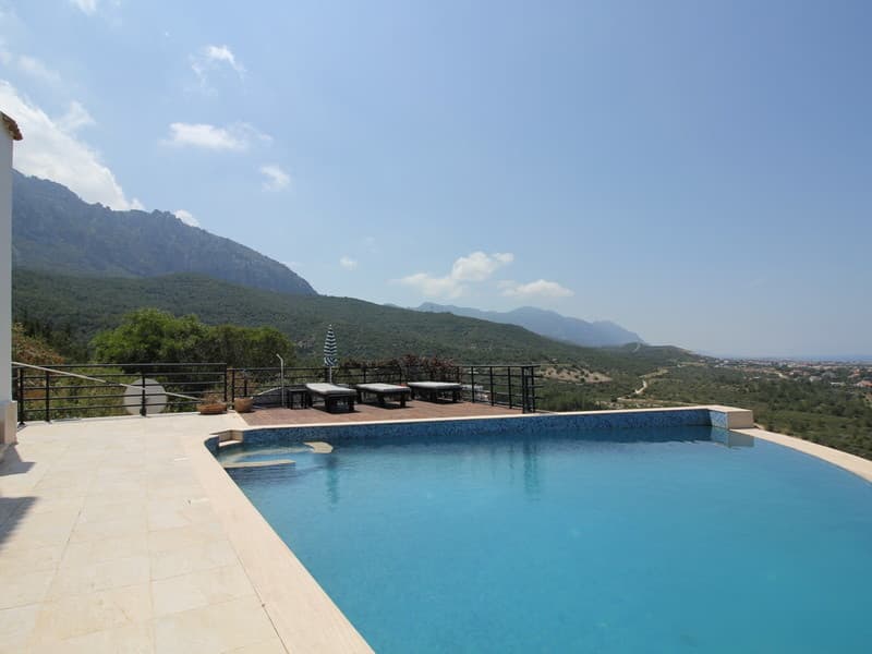 Luxusvilla mit 4 Schlafzimmern und atemberaubendem Panoramablick in Nordzypern