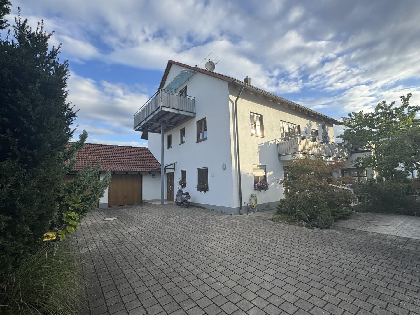 Große Dachgeschosswohnung mit Balkon und EBK in ruhiger Lage