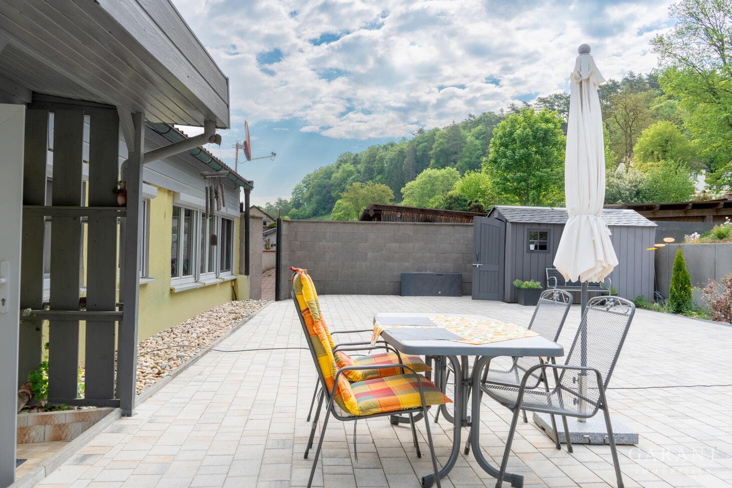 Großzügiges Wohnen mit großer Terrasse und weitläufiger Grünfläche
