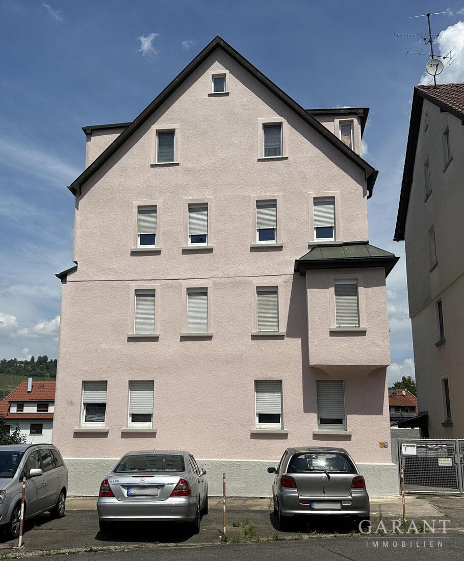 Sehr gepflegtes Mehrfamilienhaus für vier Parteien mit Garagen und Stellplätzen!