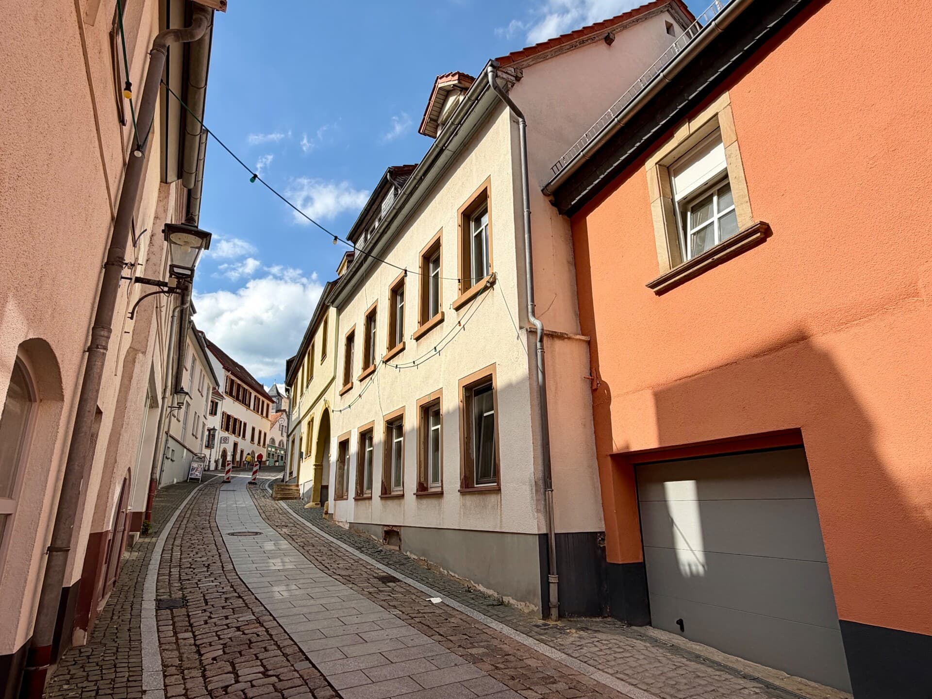 EUPORA® Immobilien: Mehrfamilienhaus mit Innenhof im Zentrum von Kirchheimbolanden.