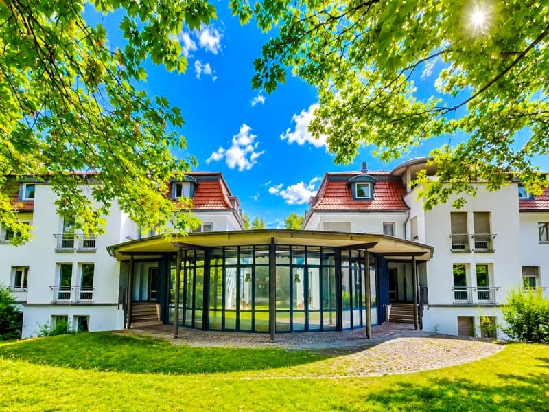 Helle Bürofläche mit Terrasse und Parkgrundstück!
