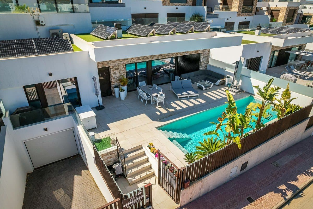 Moderne freistehende Villa mit 4 Schlafzimmern, privatem Pool und Garage in Rojales