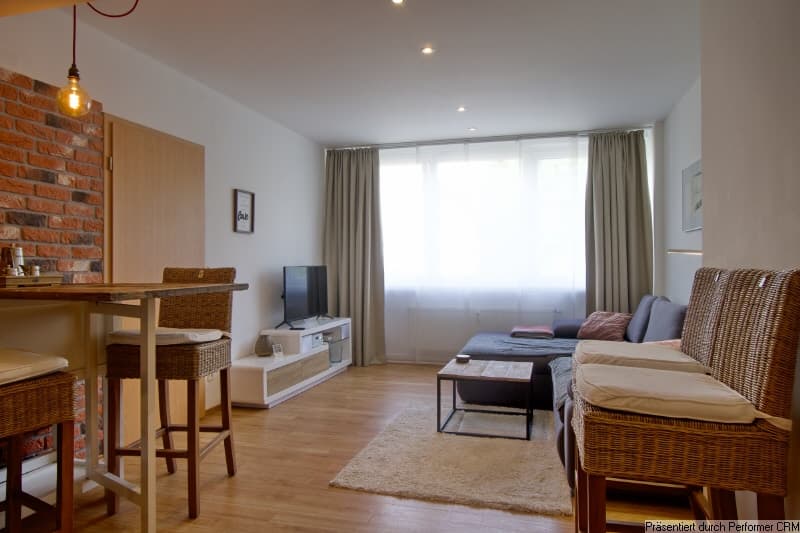 Möblierte 2-Zimmer-Wohnung Nähe Medienhafen, Landtag und Rheinturm, Tiefgaragenparkplatz möglich