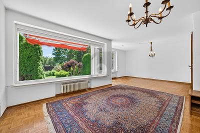 FAMILIENIDYLLE MIT GARTEN